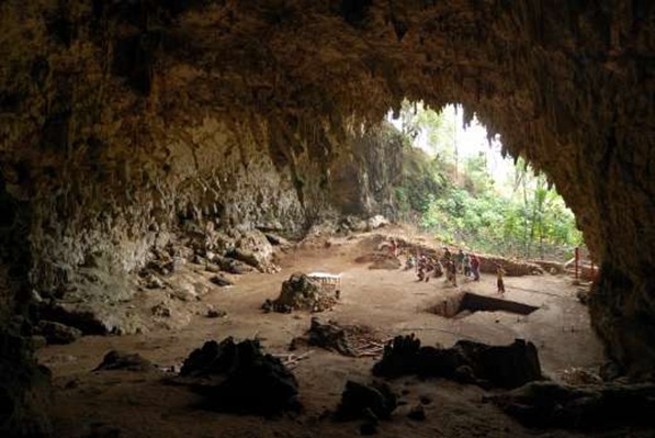Homo_floresiensis_cave